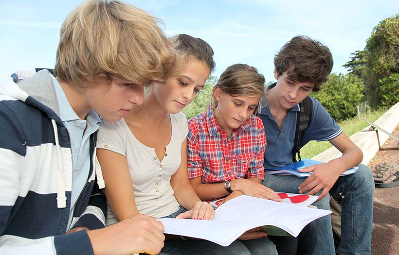 Jugendliche lernen gemeinsam am DPFA-Regenbogen-Gymnasium Zwenkau