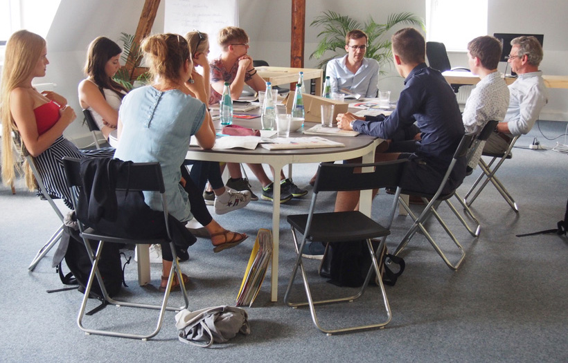 Schülerredakteure bei der Arbeit: Redaktionssitzung der Schülerzeitung SPAM des DPFA-Regenbogen-Gymnasiums Zwenkau. Foto: DPFA