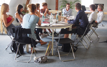 Schülerredakteure bei der Arbeit: Redaktionssitzung der Schülerzeitung SPAM des DPFA-Regenbogen-Gymnasiums Zwenkau. Foto: DPFA