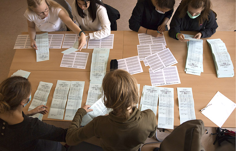 Nach der Wahl ging es ans Auszählen der insgesamt 248 Stimmzettel. Foto: Toni Schumann und Lucas Piltz / DPFA Zwenkau