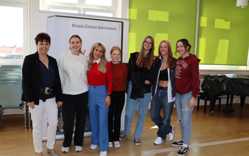 Gruppenfoto mit der Autorin, einigen Schülerinnen und Catrin Liebold.