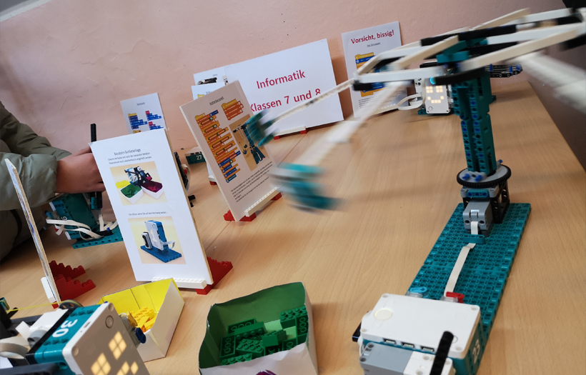 Im raum der Lego AG zeigen die Schüler:innen ihre gebauten Kunstwerke und führen kleine Vorstellungen vor.