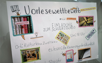 Ein Plakat im Flur einer Schule weist auf den stattfindenen Vorlesewettbewerb hin.