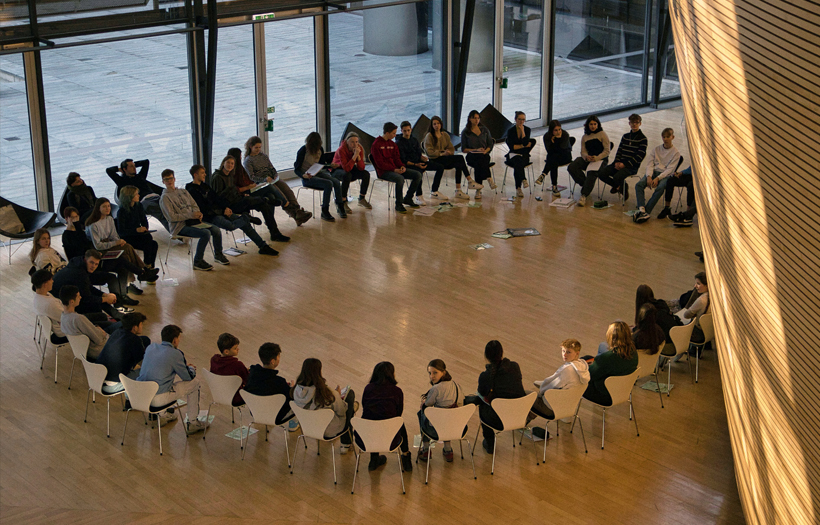 Im Plenarsaal des sächsischen Landtages sitzen die Schüler:innen auf den Plätzen der eigentlichen Abgeordneten.
