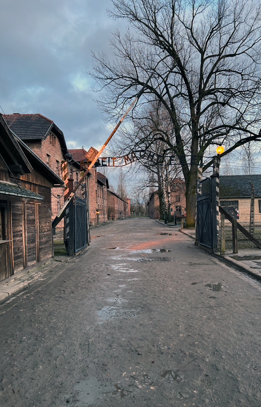 Das Konzentrationslager Auschwitz zeigte den Schülern die Vergangenheit dieses schlimmen Ortes. Der Spruch "Arbeit macht frei" prangt über dem Eingang.